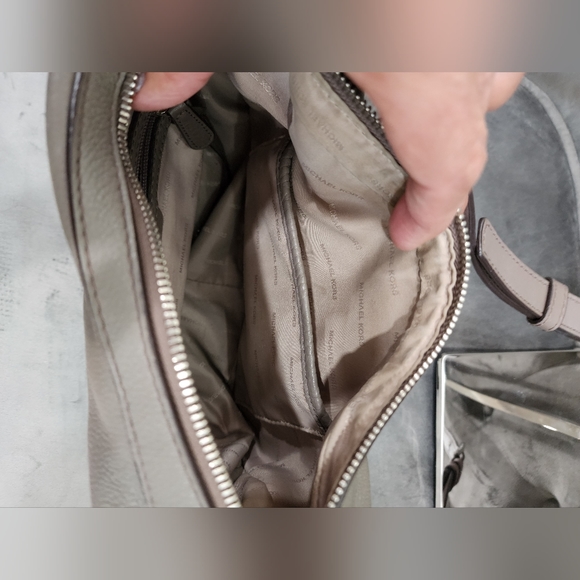 Michael Kors Raven Cinder Leather Medium Messenger Bag - Picture 10 of 10